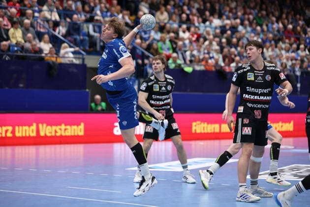 15.02.2026, xKWIx, Handball, DAIKIN HBL, TBV Lemgo Lippe - HC Erlangen, PHOENIX CONTACT arena: Lukas Hutecek (TBV Lemgo Lippe 2) beim Wurf Photo: xKamilxWilkowskixPressefotoKochx NRW Deutschland