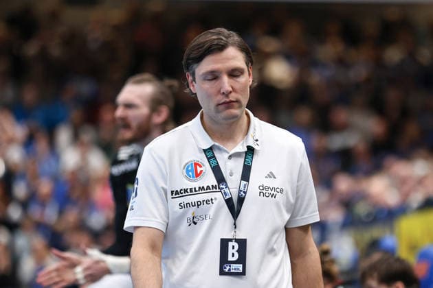 15.02.2026, xKWIx, Handball, DAIKIN HBL, TBV Lemgo Lippe - HC Erlangen, PHOENIX CONTACT arena: Johannes Sellin (HC Erlangen Cheftrainer) guckt enttäuscht und sauer Photo: xKamilxWilkowskixPressefotoKochx NRW Deutschland