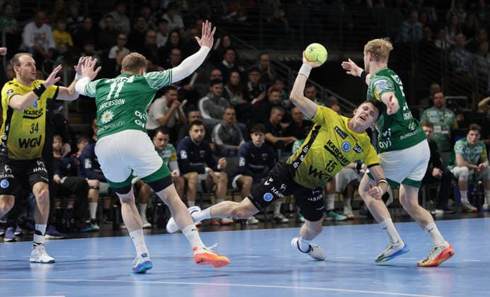 Lasse Andersson, Simone Mengon am Ball, Matthes Langhoff Zweikampf Spielszene Aktion Handball HBL Bundesliga Herren 21. Spieltag Saison 2025 2026 15.02.2026 Füchse Berlin vs TBV 1898 Stuttgart