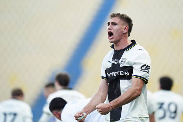 Parma s Mateo Pellegrino Casalanguida celebrates after scoring the 2-1 goal for his team during the Serie A soccer match between Parma and Verona at Ennio Tardini Stadium in Parma, North Italy, Sunday, February 15, 2026. Soccer  Copyright: xMassimoxPaolone LaPressex