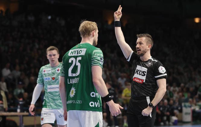 Matthes Langhoff erhält eine zwei Minuten Strafe Handball HBL Bundesliga Herren 21. Spieltag Saison 2025 2026 15.02.2026 Füchse Berlin vs TBV 1898 Stuttgart