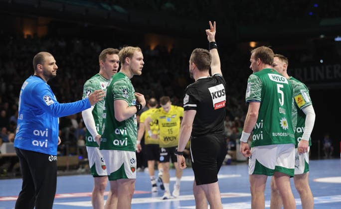 Matthes Langhoff erhält eine zwei Minuten Strafe Handball HBL Bundesliga Herren 21. Spieltag Saison 2025 2026 15.02.2026 Füchse Berlin vs TBV 1898 Stuttgart