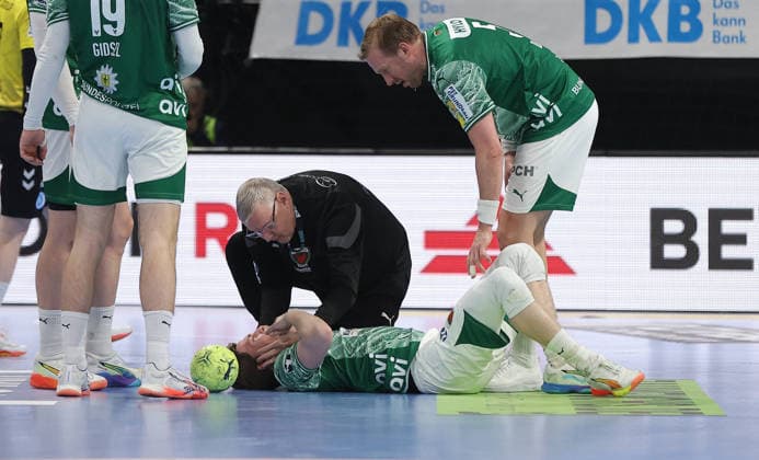 Nils Lichtlein angeschlagen nach Zweikampf mit Max Häfner Handball HBL Bundesliga Herren 21. Spieltag Saison 2025 2026 15.02.2026 Füchse Berlin vs TBV 1898 Stuttgart