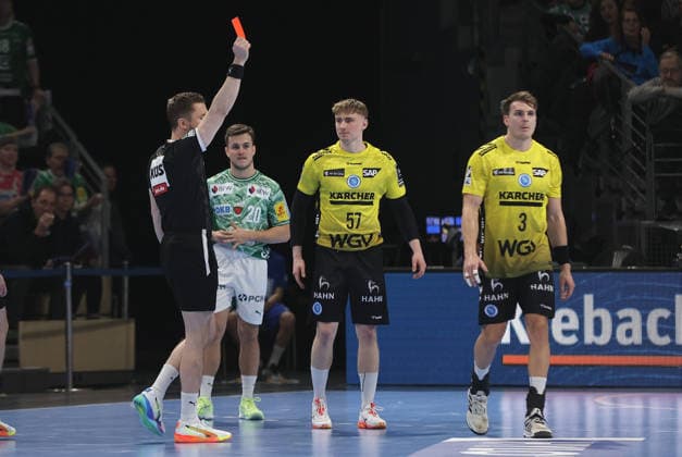 Max Häfner erhält die rote Karte nach Foulspiel an Nils Lichtlein Handball HBL Bundesliga Herren 21. Spieltag Saison 2025 2026 15.02.2026 Füchse Berlin vs TBV 1898 Stuttgart