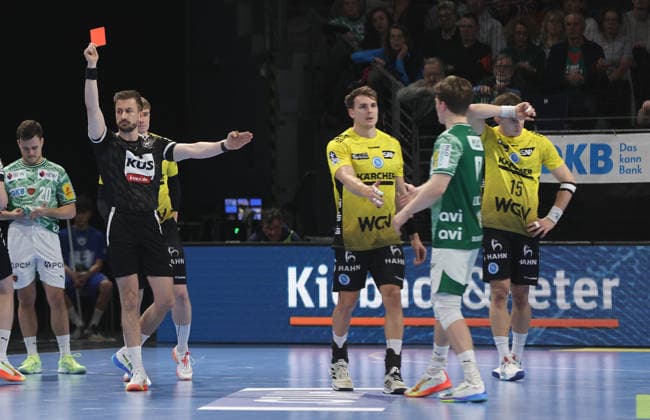 Max Häfner erhält die rote Karte nach Foulspiel an Nils Lichtlein Handball HBL Bundesliga Herren 21. Spieltag Saison 2025 2026 15.02.2026 Füchse Berlin vs TBV 1898 Stuttgart