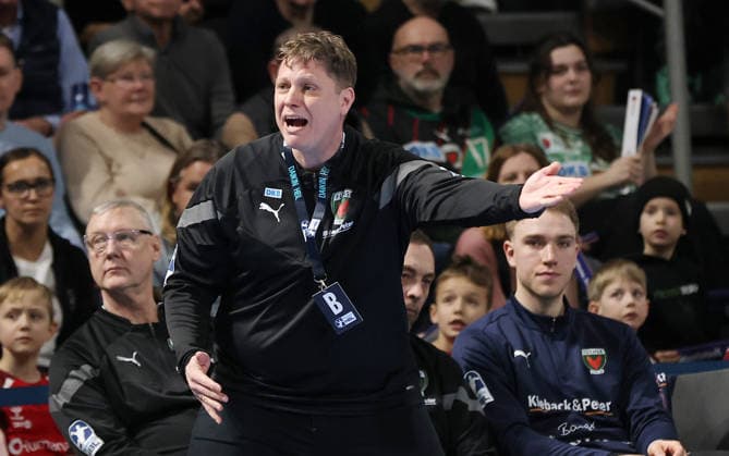 Trainer Nicolej Krickau zeigend, gestikulierend Aktion Oberkörper Handball HBL Bundesliga Herren 21. Spieltag Saison 2025 2026 15.02.2026 Füchse Berlin vs TBV 1898 Stuttgart