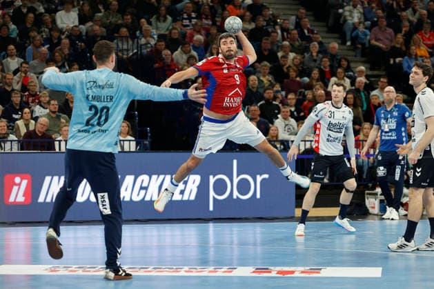 Handball 1. Handball-Bundesliga, DAIKIN HBL 2025 2026 - Handball Verein Hamburg (HSVH) vs. SG Flensburg-Handewitt Jacob Arenth Lassen (Hamburg) im Duell gegen Torwart Kevin Moeller (Flensburg) . Barclays Arena Hamburg Hamburg Foto: Frank Schoof