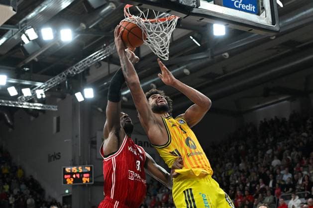 BAMBERG 15.02.2026 --- Basketball ---- easycredit 1. Basketball Bundesliga ---- 20. Spieltag: Bamberg Baskets vs Alba Berlin --- Norris Agbakoko (17, Alba Berlin) gegen Ejofor Onu (35, Bamberg Baskets) --- Foto: Hans-Martin Issler isslerimages ---- Bamberg Baskets vs Alba Berlin