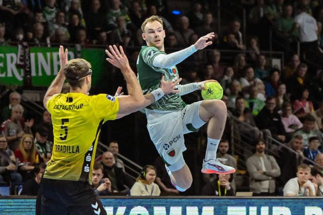 15.02.2026, xlakx, Handball Daikin HBL, Fuechse Berlin - TVB Stuttgart v.l. Antonio Serradilla (TVB Stuttgart), Mathias Gidsel (Fuechse Berlin) setzt zum Sprungwurf an Berlin