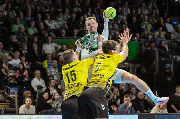 15.02.2026, xlakx, Handball Daikin HBL, Fuechse Berlin - TVB Stuttgart v.l. Simone Mengon (TVB Stuttgart), Mathias Gidsel (Fuechse Berlin), Antonio Serradilla (TVB Stuttgart) setzt zum Sprungwurf an Berlin