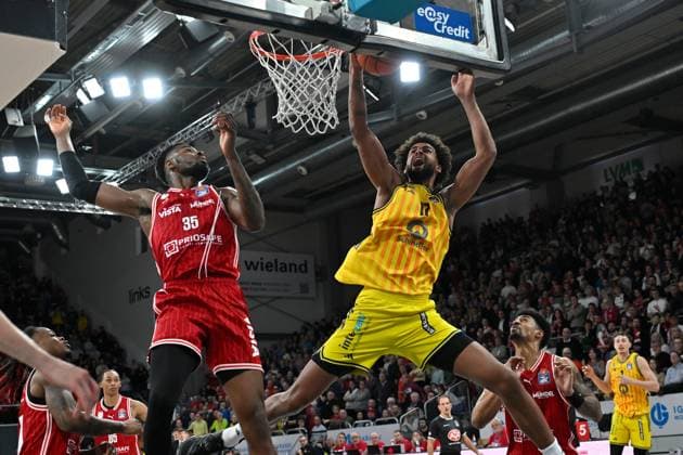 BAMBERG 15.02.2026 --- Basketball ---- easycredit 1. Basketball Bundesliga ---- 20. Spieltag: Bamberg Baskets vs Alba Berlin --- Norris Agbakoko (17, Alba Berlin) gegen Ejofor Onu (35, Bamberg Baskets) und Ibrahim Watson-Boye (2, Bamberg Baskets) --- Foto: Hans-Martin Issler isslerimages ---- Bamberg Baskets vs Alba Berlin
