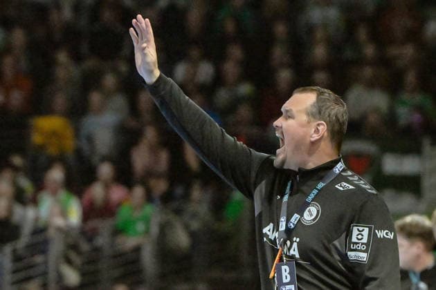 15.02.2026, xlakx, Handball Daikin HBL, Fuechse Berlin - TVB Stuttgart v.l. Misha Kaufmann (TVB Stuttgart) gibt Anweisungen, gestikuliert mit den Armen, gesticulate, gives instructions Berlin