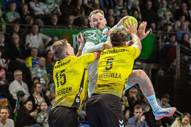 15.02.2026, xlakx, Handball Daikin HBL, Fuechse Berlin - TVB Stuttgart v.l. Simone Mengon (TVB Stuttgart), Mathias Gidsel (Fuechse Berlin), Antonio Serradilla (TVB Stuttgart) setzt zum Sprungwurf an Berlin
