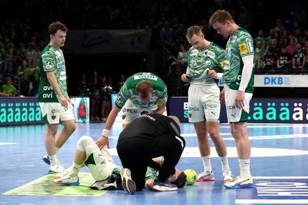 DEU, DHB, 1.HBL, Fuechse Berlin vs. TVB Stuttgart, 15.02.2026, Max-Schmeling-Halle, Berlin, DEU, DHB, 1.HBL, Fuechse Berlin vs. TVB Stuttgart, im Bild Nils Lichtlein (Fuechse Berlin 17), verletzt, Hakun West av Teigum (Fuechse Berlin 34), Mathias Gidsel (Fuechse Berlin 19), Lasse Andersson (Fuechse Berlin 11), Max Darj (Fuechse Berlin 5)