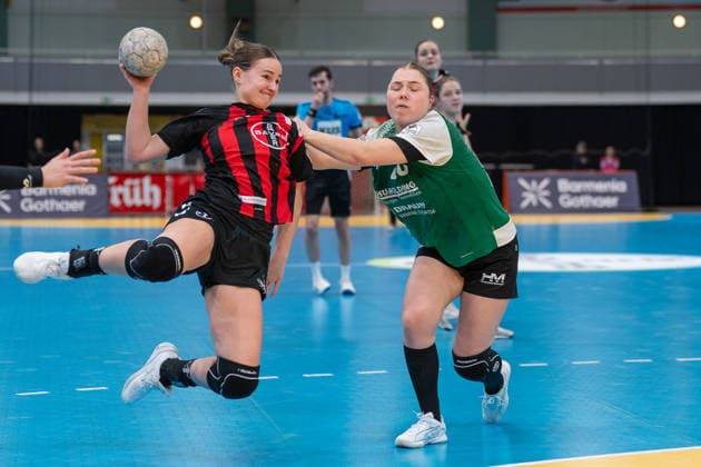 Zweikampf zwischen Sophia Cormann (TSV Bayer 04 Leverkusen, 10) und Luisa Krueger (SG 09 Kirchhof, 20). TSV Bayer 04 Leverkusen vs. SG 09 Kirchhof, Handball, ALSCO Handballbundesliga Frauen, 18. Spieltag, Saison 2025 2026, 15.02.2026 TSV Bayer 04 Leverkusen vs. SG 09 Kirchhof, Handball, ALSCO Handballbundesliga Frauen, 18. Spieltag, Saison 2025 2026, 15.02.2026 Leverkusen Copyright: xEibner-Pressefoto ThomasxHaeslerx EP_THR