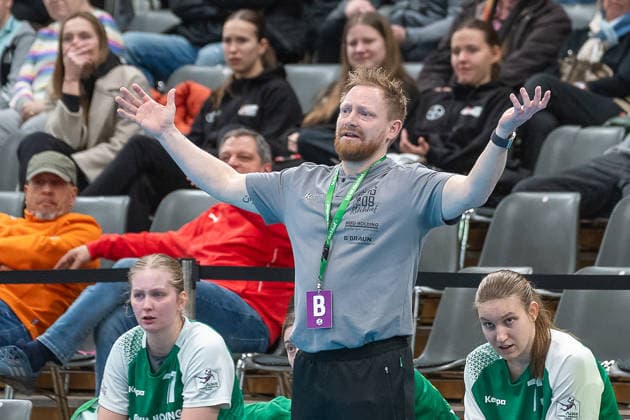 Christian Denk (SG 09 Kirchhof, Trainer) ist mit der Entscheidung nicht einverstanden. TSV Bayer 04 Leverkusen vs. SG 09 Kirchhof, Handball, ALSCO Handballbundesliga Frauen, 18. Spieltag, Saison 2025 2026, 15.02.2026 TSV Bayer 04 Leverkusen vs. SG 09 Kirchhof, Handball, ALSCO Handballbundesliga Frauen, 18. Spieltag, Saison 2025 2026, 15.02.2026 Leverkusen Copyright: xEibner-Pressefoto ThomasxHaeslerx EP_THR