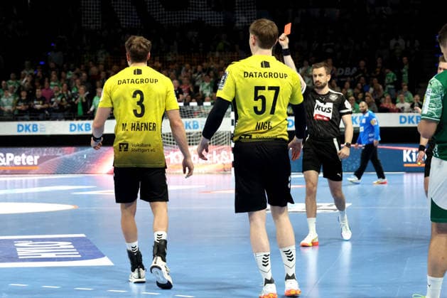 DEU, DHB, 1.HBL, Fuechse Berlin vs. TVB Stuttgart, 15.02.2026, Max-Schmeling-Halle, Berlin, DEU, DHB, 1.HBL, Fuechse Berlin vs. TVB Stuttgart, im Bild rote Karte fuer Max Haefner (Stuttgart 3)