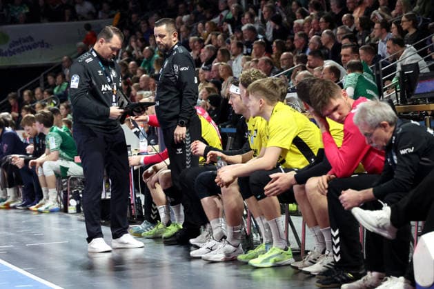 DEU, DHB, 1.HBL, Fuechse Berlin vs. TVB Stuttgart, 15.02.2026, Max-Schmeling-Halle, Berlin, DEU, DHB, 1.HBL, Fuechse Berlin vs. TVB Stuttgart, im Bild Cheftrainer Misha Kaufmann (Stuttgart), Stuttgarter-Spielerbank