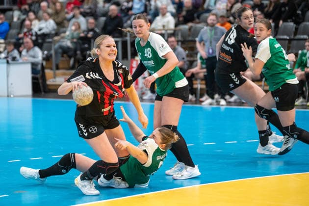 Zweikampf zwischen Annika Ingenpass (TSV Bayer 04 Leverkusen, 02) und Luisa Krueger (SG 09 Kirchhof, 20). TSV Bayer 04 Leverkusen vs. SG 09 Kirchhof, Handball, ALSCO Handballbundesliga Frauen, 18. Spieltag, Saison 2025 2026, 15.02.2026 TSV Bayer 04 Leverkusen vs. SG 09 Kirchhof, Handball, ALSCO Handballbundesliga Frauen, 18. Spieltag, Saison 2025 2026, 15.02.2026 Leverkusen Copyright: xEibner-Pressefoto ThomasxHaeslerx EP_THR