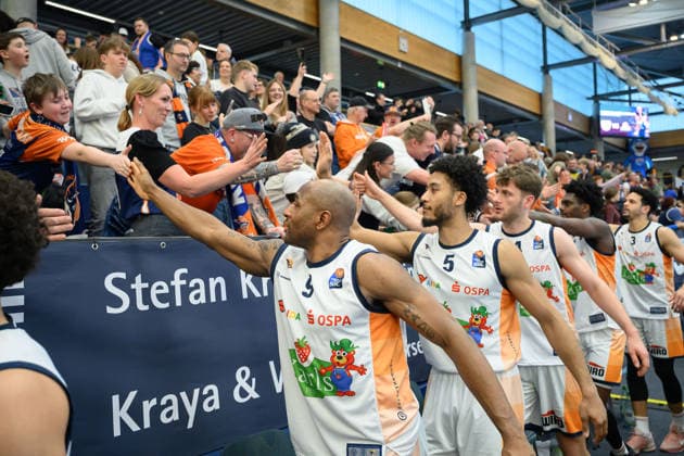 Abklatschen der Rostocker mit Fans nach dem 94:80 Auswärtssieg, Syntainics MBC vs. Rostock Seawolves, Basketball, 1. Bundesliga, Maenner, 20. Spieltag Hauptrunde, Saison 2025 26, 15.02.2026. Weißenfels Stadthalle Sachsen-Anhalt Deutschland