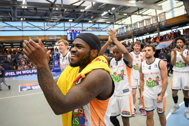 Die Rostocker jubeln nach dem 94:80 Auswärtssieg, Syntainics MBC vs. Rostock Seawolves, Basketball, 1. Bundesliga, Maenner, 20. Spieltag Hauptrunde, Saison 2025 26, 15.02.2026. Weißenfels Stadthalle Sachsen-Anhalt Deutschland