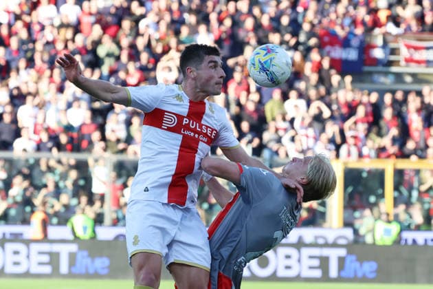 Genoa™s Albert Gronbaek Erlykke and Cremonese s Morten Thorsby during the Serie A soccer match between Cremonese and Genoa at the Giovanni Zini Stadium in Cremona Italy, 15 february 2026. - Soccer .  Copyright: xAlbertoxMariani LaPressex