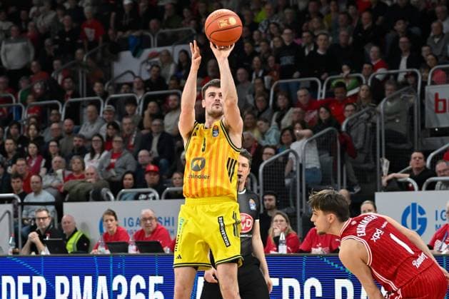 BAMBERG 15.02.2026 --- Basketball ---- easycredit 1. Basketball Bundesliga ---- 20. Spieltag: Bamberg Baskets vs Alba Berlin --- Jonas Mattisseck (9, Alba Berlin) mit Dreipunktwurf gegen Zachary Ensminger (1, Bamberg Baskets) --- Foto: Hans-Martin Issler isslerimages ---- Bamberg Baskets vs Alba Berlin