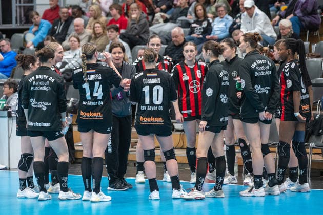 Sybille Gruner (TSV Bayer 04 Leverkusen, Trainerin) gibt ihrer Mannschaft Anweisungen. TSV Bayer 04 Leverkusen vs. SG 09 Kirchhof, Handball, ALSCO Handballbundesliga Frauen, 18. Spieltag, Saison 2025 2026, 15.02.2026 TSV Bayer 04 Leverkusen vs. SG 09 Kirchhof, Handball, ALSCO Handballbundesliga Frauen, 18. Spieltag, Saison 2025 2026, 15.02.2026 Leverkusen Copyright: xEibner-Pressefoto ThomasxHaeslerx EP_THR