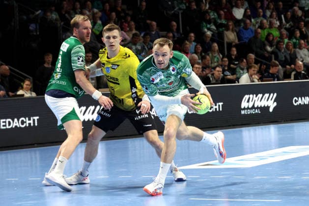 DEU, DHB, 1.HBL, Fuechse Berlin vs. TVB Stuttgart, 15.02.2026, Max-Schmeling-Halle, Berlin, DEU, DHB, 1.HBL, Fuechse Berlin vs. TVB Stuttgart, im Bild Mathias Gidsel (Fuechse Berlin 19), Max Darj (Fuechse Berlin 5), Simone Mengon (Stuttgart 15)