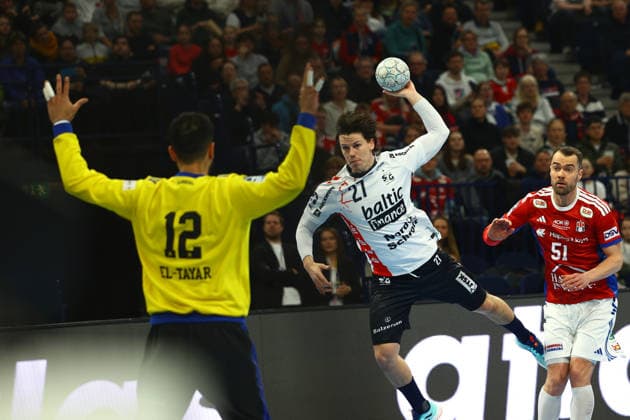 Handball I Herren I Saison 2025 2026 I Bundesliga I 21. Spieltag I HSV Hamburg - SG Flensburg - Handewitt I 15.02.2026 Mohamed Essam Moustafa El-Tayar (12, HSV Hamburg) Aksel Horgen (27, SG Flensburg-Handewitt) Hamburg Barclaycard Arena Hamburg Deutschland Copyright: xLobeca RalfxHomburgx