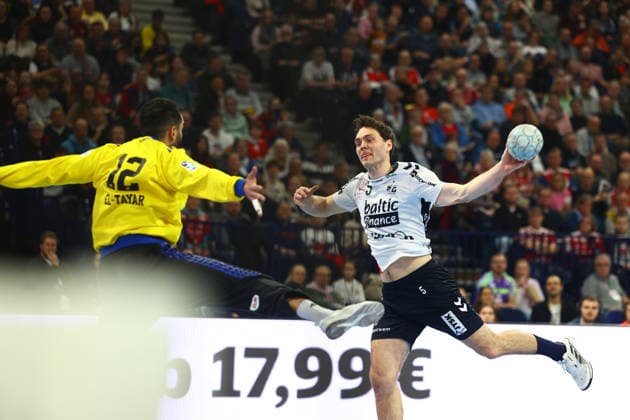 Handball I Herren I Saison 2025 2026 I Bundesliga I 21. Spieltag I HSV Hamburg - SG Flensburg - Handewitt I 15.02.2026 Mohamed Essam Moustafa El-Tayar (12, HSV Hamburg) Niclas Kirkelokke (5, SG Flensburg-Handewitt) Hamburg Barclaycard Arena Hamburg Deutschland Copyright: xLobeca RalfxHomburgx