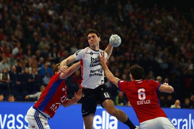 Handball I Herren I Saison 2025 2026 I Bundesliga I 21. Spieltag I HSV Hamburg - SG Flensburg - Handewitt I 15.02.2026 Niklas Weller (13, HSV Hamburg) Niclas Kirkelokke (5, SG Flensburg-Handewitt) Elias Kofler (6, HSV Hamburg) Hamburg Barclaycard Arena Hamburg Deutschland Copyright: xLobeca RalfxHomburgx