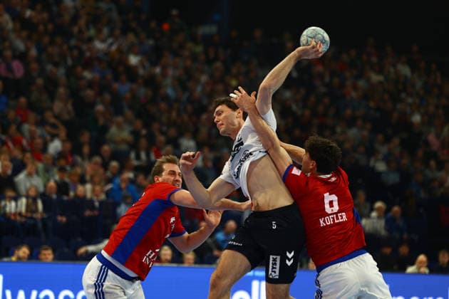 Handball I Herren I Saison 2025 2026 I Bundesliga I 21. Spieltag I HSV Hamburg - SG Flensburg - Handewitt I 15.02.2026 Niklas Weller (13, HSV Hamburg) Niclas Kirkelokke (5, SG Flensburg-Handewitt) Elias Kofler (6, HSV Hamburg) Hamburg Barclaycard Arena Hamburg Deutschland Copyright: xLobeca RalfxHomburgx