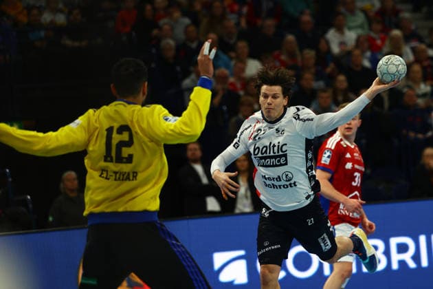 Handball I Herren I Saison 2025 2026 I Bundesliga I 21. Spieltag I HSV Hamburg - SG Flensburg - Handewitt I 15.02.2026 Mohamed Essam Moustafa El-Tayar (12, HSV Hamburg) Aksel Horgen (27, SG Flensburg-Handewitt) Hamburg Barclaycard Arena Hamburg Deutschland Copyright: xLobeca RalfxHomburgx