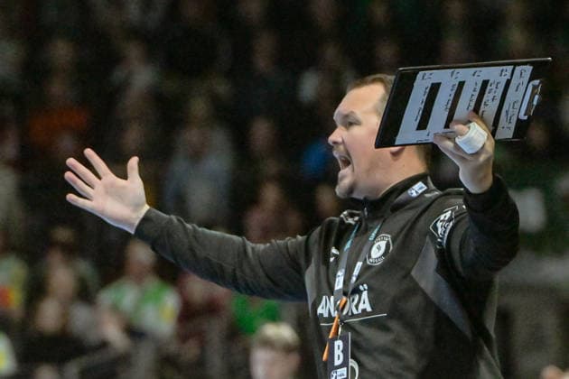 15.02.2026, xlakx, Handball Daikin HBL, Fuechse Berlin - TVB Stuttgart v.l. Misha Kaufmann (TVB Stuttgart) gibt Anweisungen, gestikuliert mit den Armen, gesticulate, gives instructions Berlin