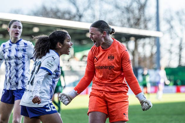 Deutschland: Google Pixel Frauen-Bundesliga 2025 2026, 18. Spieltag - VfL Wolfsburg vs SGS Essen - AOK-Stadion (Wolfsburg): Kim-Lea Sindermann (SGS Essen, 1) Jubel Freude, Endstand 1:1 Ella Touon (SGS Essen, 32)