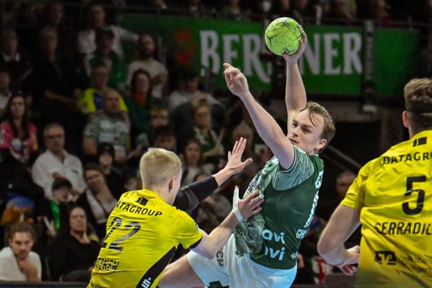 15.02.2026, xlakx, Handball Daikin HBL, Fuechse Berlin - TVB Stuttgart v.l. Torben Matzken (TVB Stuttgart), Tobias Grondahl (Fuechse Berlin) setzt zum Sprungwurf an Berlin