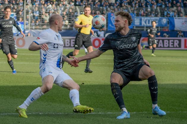 v. li. im Kampf um den Ball Sven Michel (Paderborn 11) Philipp Strompf (Bochum 3) 15.02.2026 Fussball VfL Bochum vs SC Paderborn, Vonovia Ruhrstadion, Bochum, DFB DFL REGULATIONS PROHIBIT ANY USE OF PHOTOGRAPHS AS IMAGE SEQUENCES AND OR QUASI-VIDEO