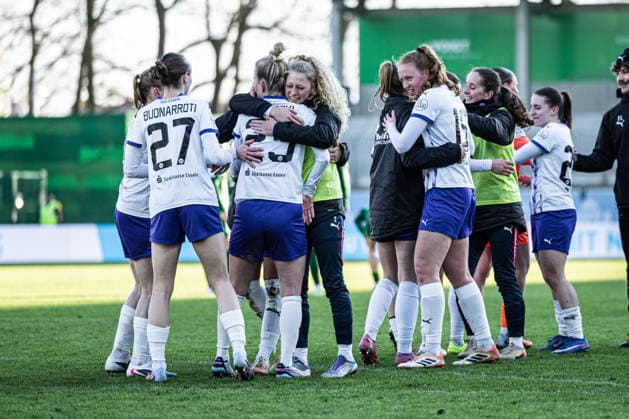Deutschland: Google Pixel Frauen-Bundesliga 2025 2026, 18. Spieltag - VfL Wolfsburg vs SGS Essen - AOK-Stadion (Wolfsburg): Teresa Buonarroti (SGS Essen, 27) Paulina Platner (SGS Essen, 25) Laura Pucks (SGS Essen, 15) Jubel, Freude, Emotionen, Endstand 1:1 Copyright: xAylinxKreutzsteinx