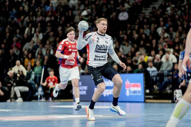 Deutschland: Handball-Bundesliga, DAIKIN HBL 2025 26, 21. Spieltag Handball Verein Hamburg vs Flensburg-Handewitt Barclays Arena (Hamburg): Simon Pytlick (SG Flensburg-Handewitt, 2), Jan Schmidt (HSV Hamburg, 42) Copyright: xStefanxTrochax