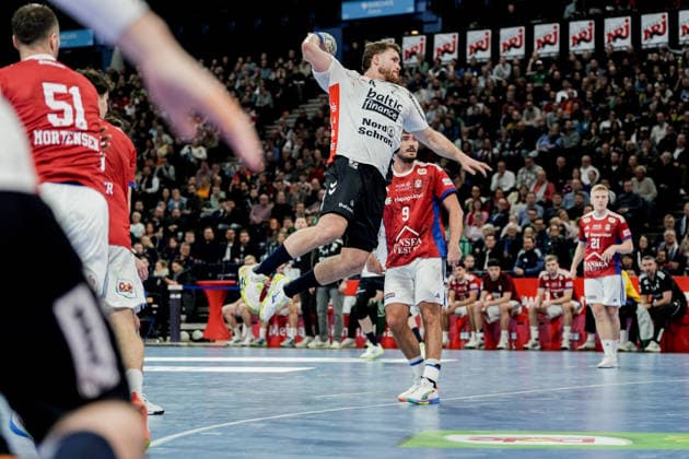 Deutschland: Handball-Bundesliga, DAIKIN HBL 2025 26, 21. Spieltag Handball Verein Hamburg vs Flensburg-Handewitt Barclays Arena (Hamburg): Johannes Golla (SG Flensburg-Handewitt, 4), Frederik Bo Andersen (HSV Hamburg, 21), Jacob Lassen (HSV Hamburg, 9), Casper U. Mortensen (HSV Hamburg, 51) Copyright: xStefanxTrochax