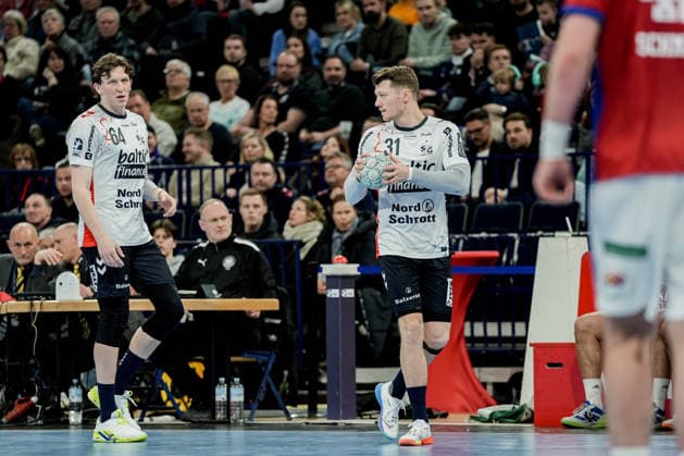Deutschland: Handball-Bundesliga, DAIKIN HBL 2025 26, 21. Spieltag Handball Verein Hamburg vs Flensburg-Handewitt Barclays Arena (Hamburg): Lasse Möller (SG Flensburg-Handewitt, 64), Emil Jakobsen (SG Flensburg-Handewitt, 31), Jan Schmidt (HSV Hamburg, 42), Einar Olafsson (HSV Hamburg, 23) Copyright: xStefanxTrochax