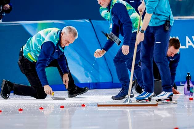 Ice masters repair the ice after a crash by Ellia Smeding of United Kingdom after Women s 500m, Milano Cortina 2026 Winter Olympics: Day 9, Speed skating, Eisschnelllauf - Milano Cortina 2026 Winter Olympics: Day 9, Milano Speed Skating Stadium, February 15, 2026, Milan, Italy.