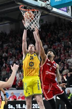BAMBERG 15.02.2026 --- Basketball ---- easycredit 1. Basketball Bundesliga ---- 20. Spieltag: Bamberg Baskets vs Alba Berlin --- Justin Bean (34, Alba Berlin) gegen Ibrahim Watson-Boye (2, Bamberg Baskets) --- Foto: Hans-Martin Issler isslerimages ---- Bamberg Baskets vs Alba Berlin