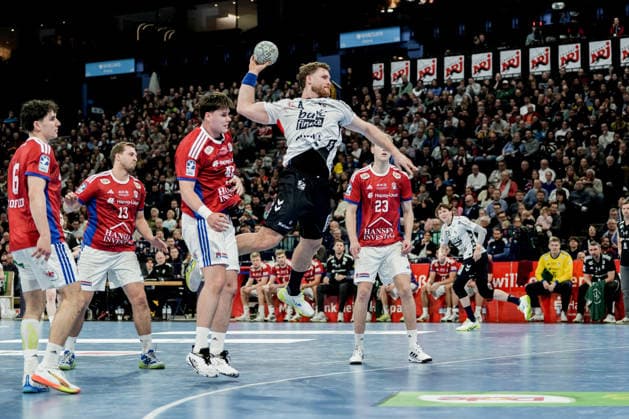Deutschland: Handball-Bundesliga, DAIKIN HBL 2025 26, 21. Spieltag Handball Verein Hamburg vs Flensburg-Handewitt Barclays Arena (Hamburg): Johannes Golla (SG Flensburg-Handewitt, 4), Einar Olafsson (HSV Hamburg, 23), Elias Kofler (HSV Hamburg, 6), Niklas Weller (HSV Hamburg, 13), Jan Schmidt (HSV Hamburg, 42) Copyright: xStefanxTrochax