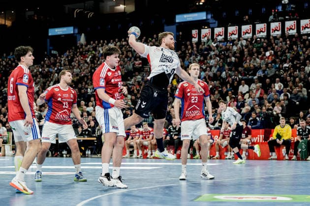 Deutschland: Handball-Bundesliga, DAIKIN HBL 2025 26, 21. Spieltag Handball Verein Hamburg vs Flensburg-Handewitt Barclays Arena (Hamburg): Johannes Golla (SG Flensburg-Handewitt, 4), Einar Olafsson (HSV Hamburg, 23), Elias Kofler (HSV Hamburg, 6), Niklas Weller (HSV Hamburg, 13), Jan Schmidt (HSV Hamburg, 42) Copyright: xStefanxTrochax