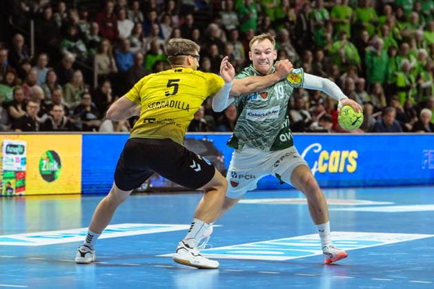 15.02.2026, xlakx, Handball Daikin HBL, Fuechse Berlin - TVB Stuttgart v.l. Antonio Serradilla (TVB Stuttgart), Mathias Gidsel (Fuechse Berlin) Zweikampf, Duell, Kampf, tackle Berlin