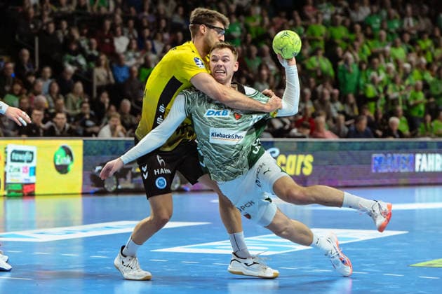 15.02.2026, xlakx, Handball Daikin HBL, Fuechse Berlin - TVB Stuttgart v.l. Antonio Serradilla (TVB Stuttgart), Mathias Gidsel (Fuechse Berlin) Zweikampf, Duell, Kampf, tackle Berlin