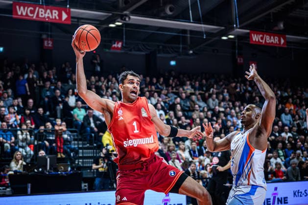 easycredit BBL Basketball Bundesliga 2025 2026 20. Spieltag 15.02.2026 Science City Jena vs FC Bayern München Basketball v.li. Oscar da Silva (Bayern) am Ball mit weit ausgerissen Augen gegen Chris Carter (Jena) Sparkassen Arena