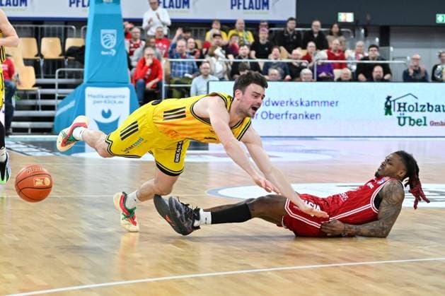 BAMBERG 15.02.2026 --- Basketball ---- easycredit 1. Basketball Bundesliga ---- 20. Spieltag: Bamberg Baskets vs Alba Berlin --- Jonas Mattisseck (9, Alba Berlin) gegen Cobe Williams (24, Bamberg Baskets) --- Foto: Hans-Martin Issler isslerimages ---- Bamberg Baskets vs Alba Berlin